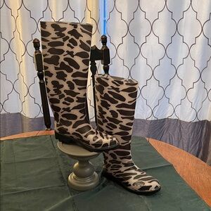 Source Unknown Black and White Patterned Winter Boots